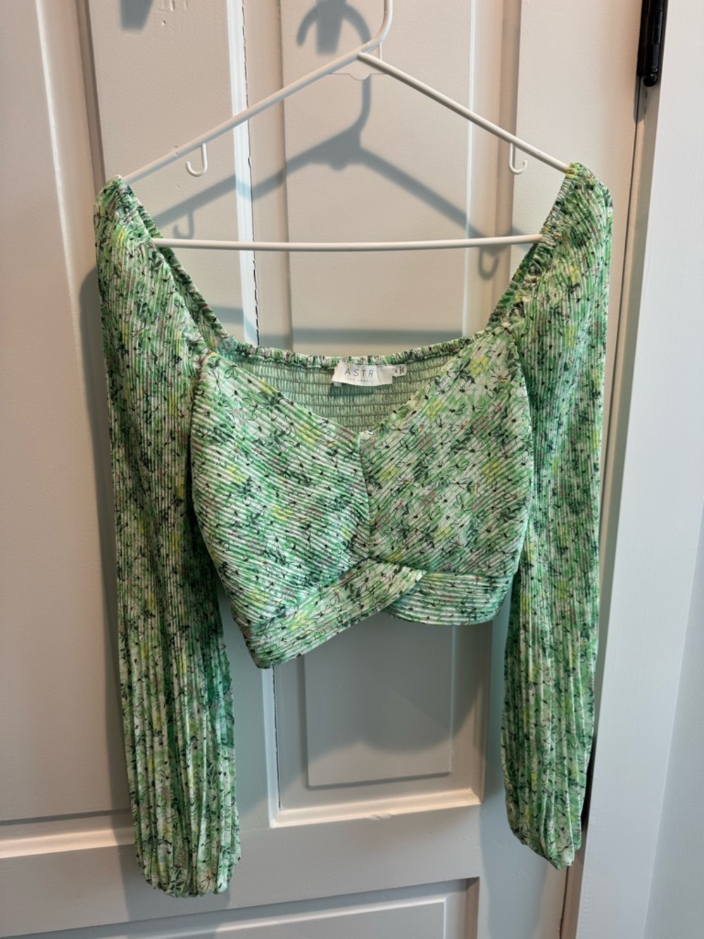 Astr Green Floral Twist-Front Long Sleeve Crop Top